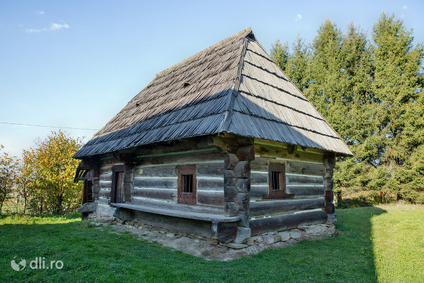 arhitectura-traditionala-gospodarie-din-muzeul-satului-din-sighetu-marmatiei-judetul-maramures.jpg