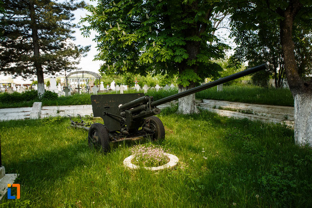 arma-de-razboi-aflata-la-monumentul-eroilor-din-dragasani-judetul-valcea.jpg