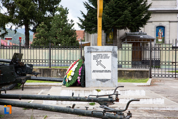 arme-de-razboi-si-monumentul-eroilor-din-otelu-rosu-judetul-crasa-severin.jpg