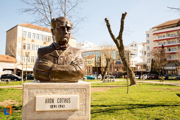 aron-cotrus-grupul-statuar-din-fata-casei-de-cultura-a-studentilor-din-alba-iulia-judetul-alba.jpg