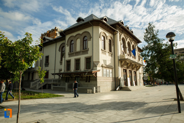 ateneul-popular-din-focsani-vazut-din-lateral.jpg