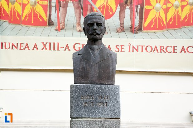 aurel-vlad-grupul-statuar-din-fata-salii-unirii-din-alba-iulia-judetul-alba.jpg