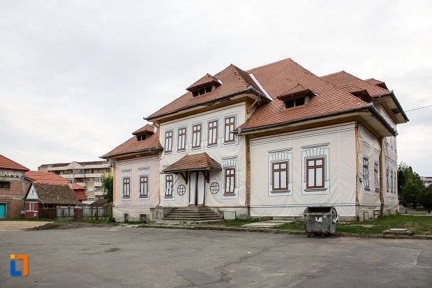 baia-comunala-azi-centrul-cultural-din-fagaras-judetul-brasov.jpg