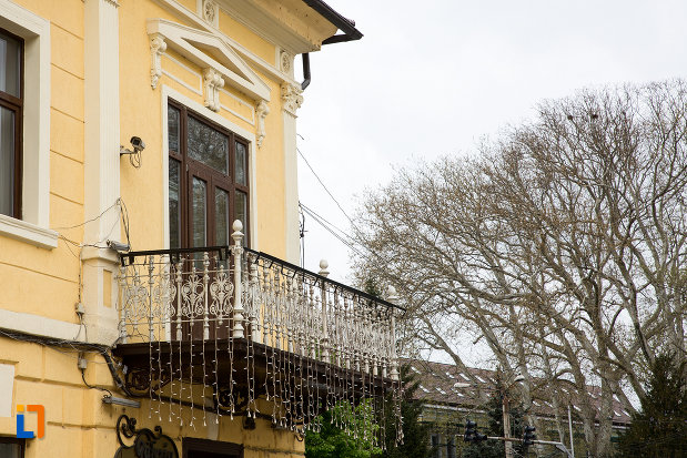 balcon-casa-municipala-de-cultura-george-suru-din-caransebes-judetul-caras-severin.jpg