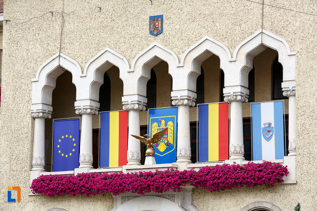 balcon-cu-coloane-fostul-palat-al-prefecturii-azi-primaria-din-targu-mures-judetul-mures.jpg