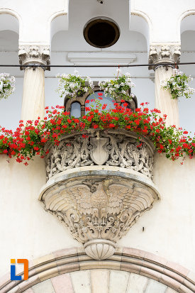 balcon-cu-flori-primaria-din-campulung-muscel-judetul-arges.jpg