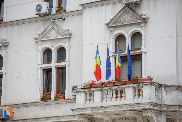 balcon-cu-steaguri-cladirea-administrativa-a-orasului-azi-prefectura-si-consiliul-judetean-suceava.jpg