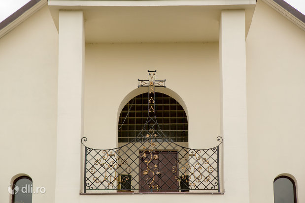 balcon-de-la-biserica-noua-din-cicarlau-judetul-maramures.jpg