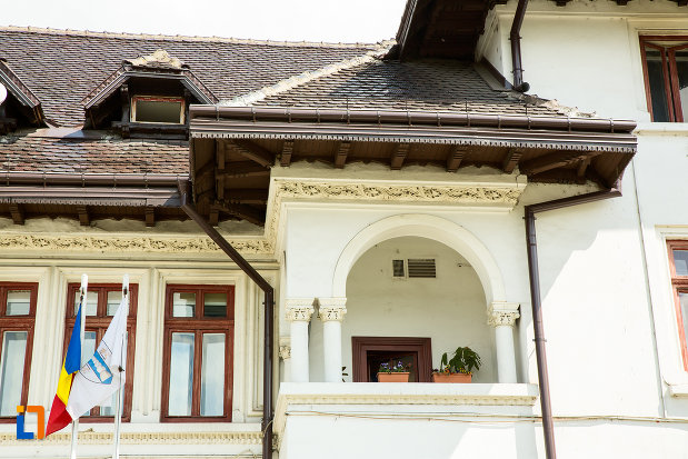 balcon-de-la-caminul-de-ucenici-al-cooperatiei-mestesugaresti-azi-primaria-din-targu-jiu-judetul-gorj.jpg