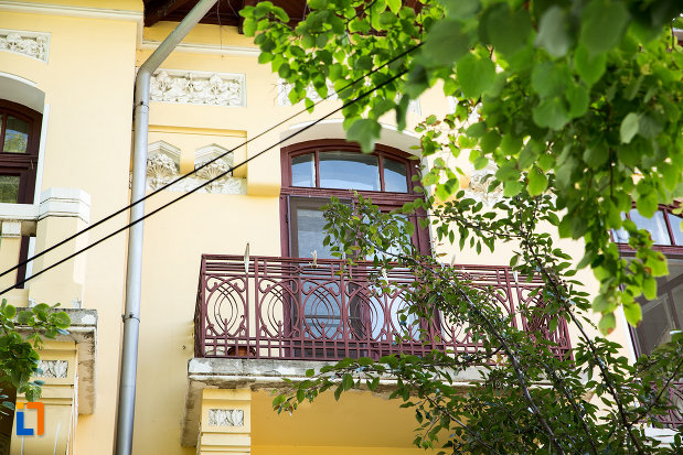 balcon-de-la-casa-azi-policlinica-din-galati-judetul-galati.jpg