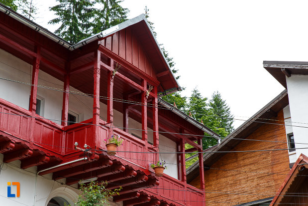 balcon-de-la-casa-lucian-marcu-din-azuga-judetul-prahova.jpg