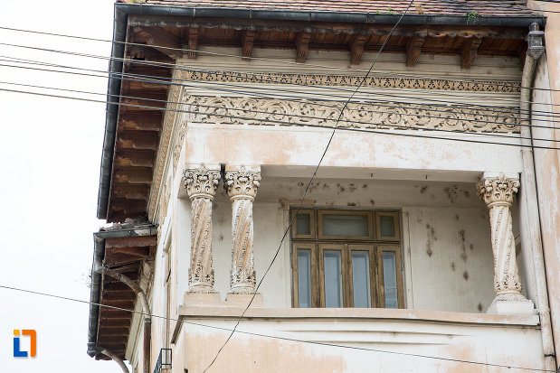 balcon-de-la-casa-manolache-din-bolintin-vale-judetul-giurgiu.jpg