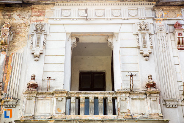 balcon-de-la-cladire-istorica-azi-policlinica-din-oravita-judetul-caras-severin.jpg