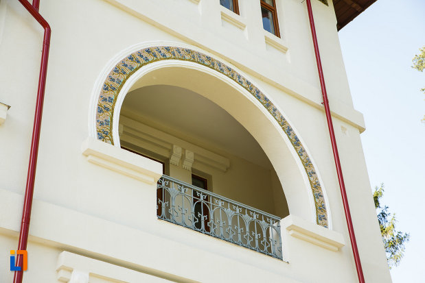 balcon-de-la-colectia-de-arheologie-si-arta-religioasa-gheorghe-petre-din-baile-govora-judetul-valcea.jpg