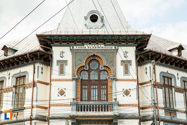 balcon-de-la-colegiul-national-tudor-vladimirescu-din-targu-jiu-judetul-gorj.jpg