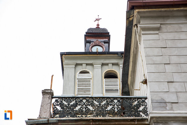 balcon-de-la-vila-elisabeta-din-baile-herculane-judetul-caras-severin.jpg
