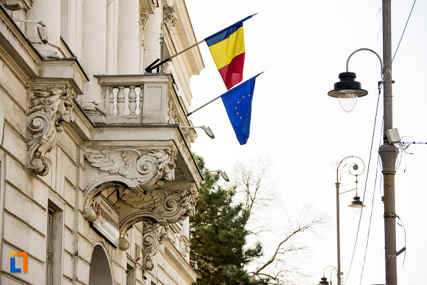 balcon-de-pe-fatada-de-la-fostul-palat-al-administratiei-din-arad-judetul-arad.jpg