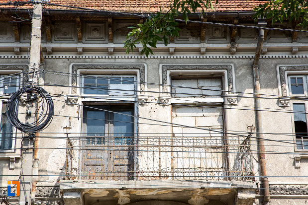 balcon-din-ansamblul-de-locuinte-cu-pravalii-de-pe-str-bucuresti-nr-163-din-calarasi-judetul-calarasi.jpg