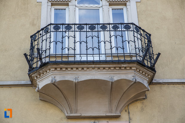 balcon-din-fier-forjat-fosta-banca-agrara-azi-banca-comerciala-din-targu-mures-judetul-mures.jpg