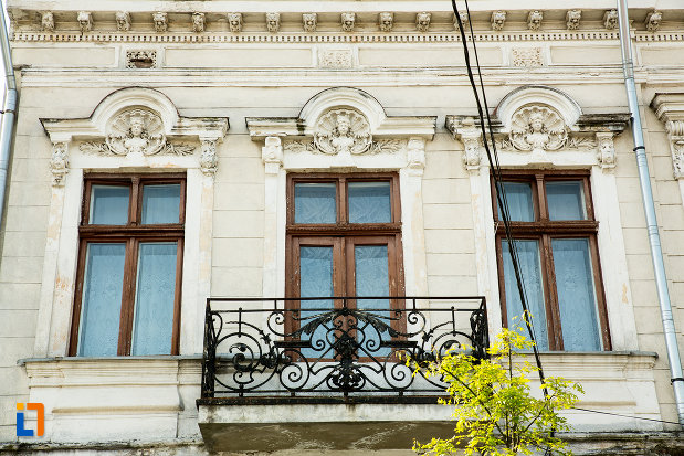 balcon-din-fier-forjat-internatul-grupului-scolar-industrial-auto-din-drobeta-turnu-severin-judetul-mehedinti.jpg