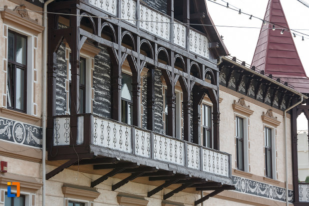 balcon-lucrat-in-lemn-hotelul-carol-fosta-vila-1-1896-din-vatra-dornei-judetul-suceava.jpg
