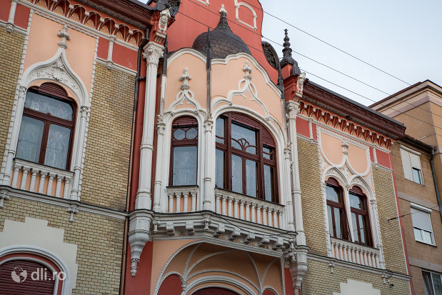 balcon-patriarhia-romana-episcopia-ortodoxa-romana-a-oradei-palatul-rimanoczy-junior-din-oradea-judetul-bihor.jpg