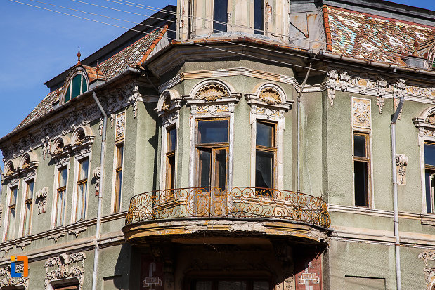 balcon-rotund-de-la-magazinul-vulcu-din-orastie-judetul-hunedoara.jpg