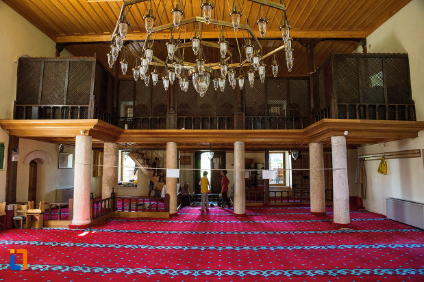balcon-si-candelabru-din-moscheea-esmahan-sultan-din-mangalia-judetul-constanta.jpg