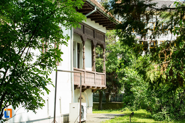 balcon-si-curte-de-la-casa-brabu-ganescu-din-targu-jiu-judetul-gorj.jpg