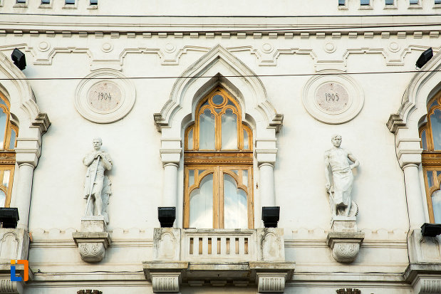 balcon-si-fereastra-de-la-palatul-administrativ-prefectura-judetului-galati.jpg