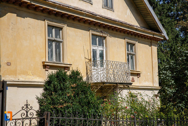 balcon-si-ferestre-de-la-casa-costin-tarangul-din-suceava-judetul-suceava.jpg