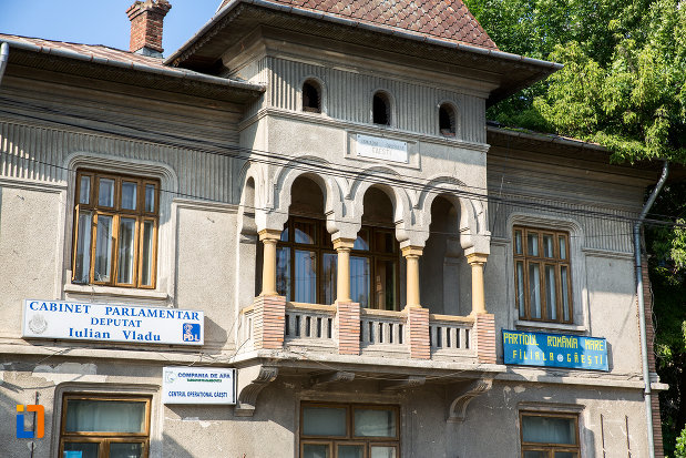 balconul-de-la-casa-ciubuc-fosta-primarie-din-gaesti-judetul-dambovita.jpg