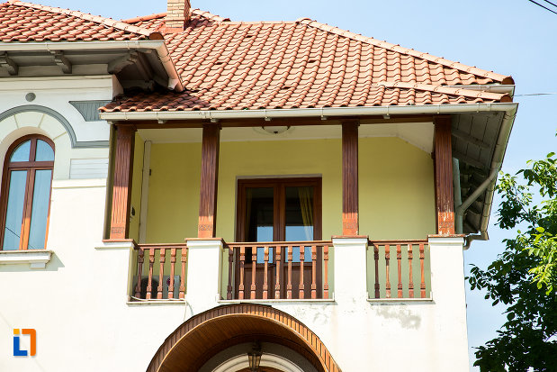 balconul-de-la-casa-iorgu-antonescu-din-ramnicu-sarat-judetul-buzau.jpg