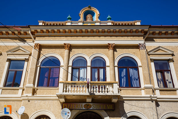 balconul-de-la-casina-romana-azi-hotel-augusta-din-orastie-judetul-hunedoara.jpg