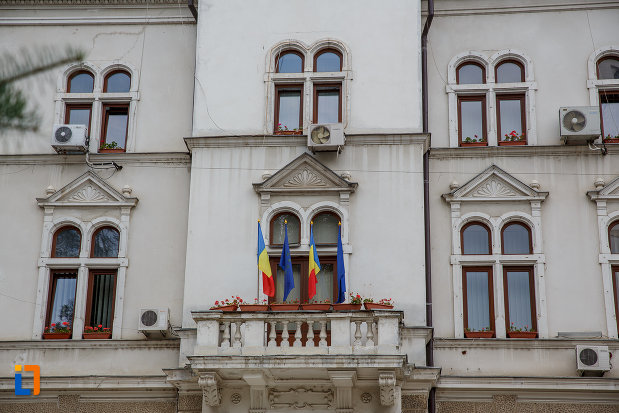 balconul-de-la-cladirea-administrativa-a-orasului-azi-prefectura-si-consiliul-judetean-suceava.jpg