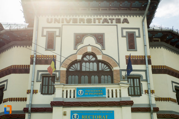 balconul-de-la-universitratea-brancusi-din-targu-jiu-judetul-gorj.jpg