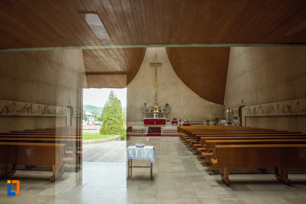banci-si-altar-din-biserica-romano-catolica-neprihanita-zamislire-din-orsova.jpg