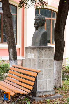 bancuta-si-statuie-de-la-liceul-ion-majorescu-din-giurgiu-judetul-giurgiu.jpg