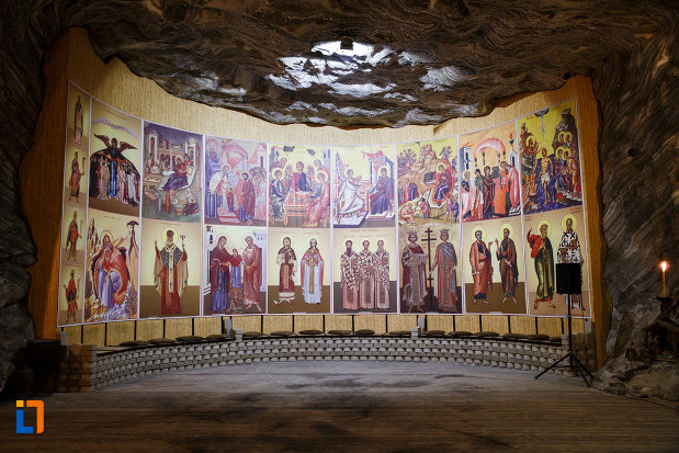 bancute-in-biserica-din-salina-din-ocnele-mari-judetul-valcea.jpg
