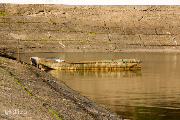 barca-pe-lacul-din-calinesti-oas-judetul-satu-mare.jpg