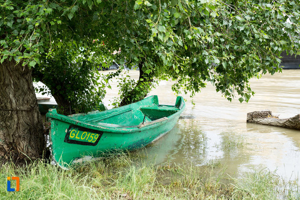 barcuta-ancorata-langa-faleza-dunarii-din-galati-judetul-galati.jpg
