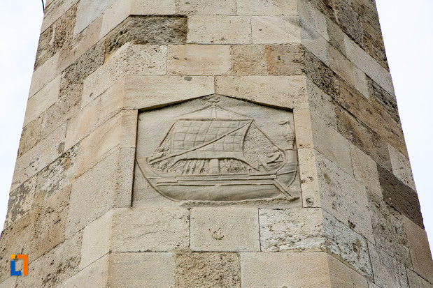 basorelief-barca-cu-panza-farul-genovez-din-constanta-judetul-constanta.jpg