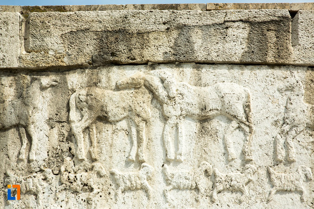 basorelief-de-pe-mausoleul-eroinei-ecaterina-teodoroiu-din-targu-jiu.jpg