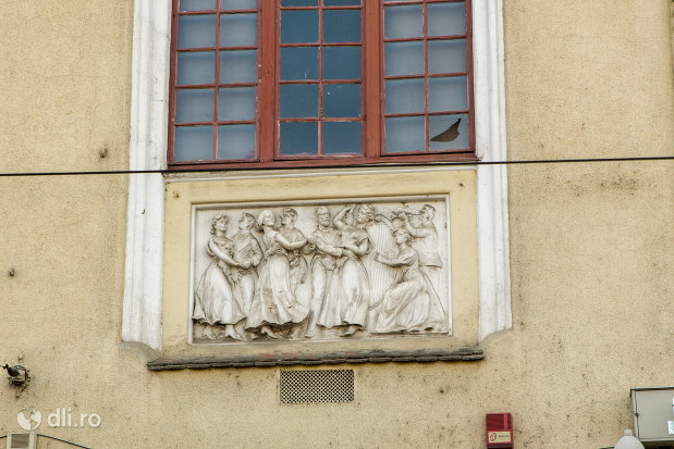 basorelief-de-pe-palatul-vulturul-negru-din-oradea-judetul-bihor.jpg