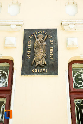 basorelief-de-pe-scoala-tip-spiru-haret-azi-seminarul-sf-apostol-andrei-din-galati-judetul-galati.jpg