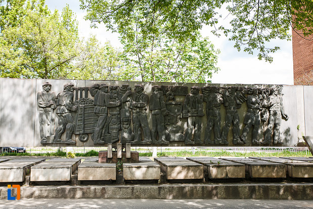 basorelieful-de-la-monumentul-csh-din-hunedoara-judetul-hunedoara.jpg