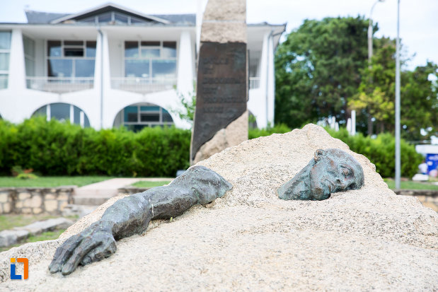 baza-de-la-monumentul-eroilor-din-mangalia-judetul-constanta.jpg