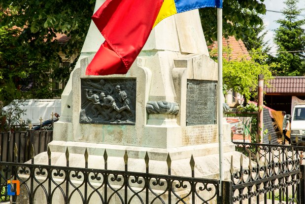 baza-de-la-monumentul-eroilor-din-patarlagele-judetul-buzau.jpg