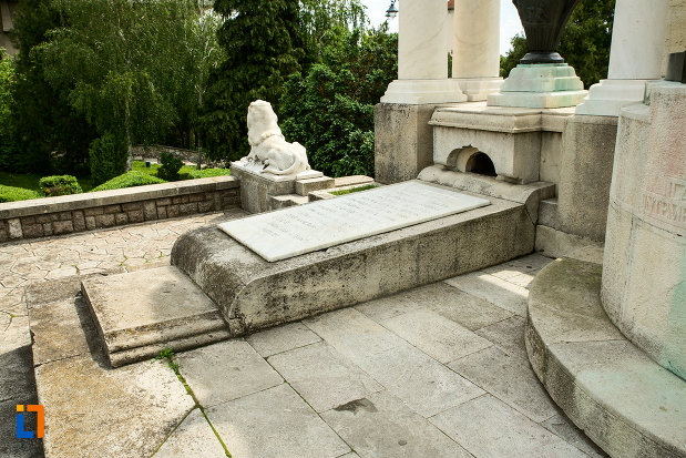 baza-de-la-monumentul-eroilor-din-primul-razboi-mondial-din-drobeta-turnu-severin-judetul-mehedinti.jpg