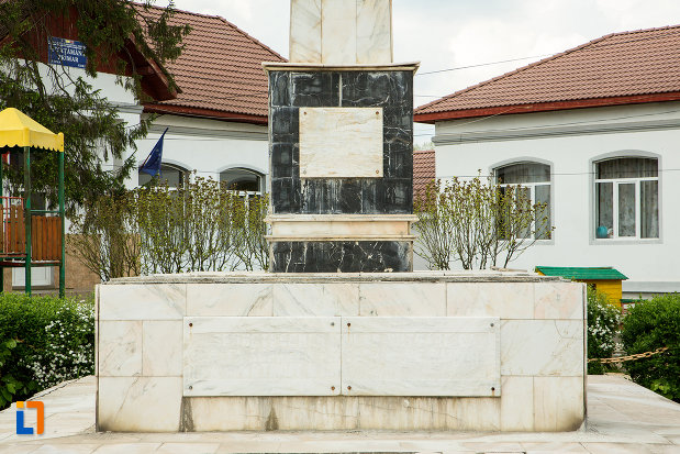 baza-de-la-monumentul-eroilor-din-tismana-judetul-gorj.jpg